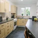 Coastal Comfort 3-bed Retreat Скарборо